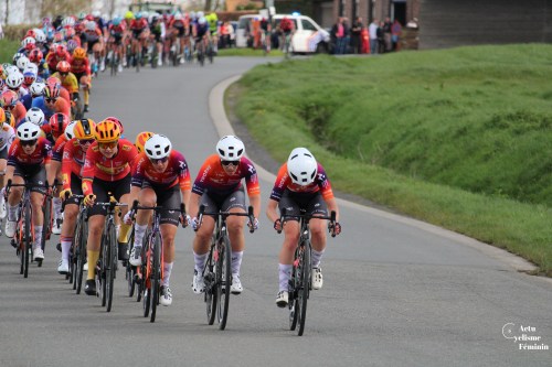 Henrietta Christie head down on the front of the peloton with Linda Zanetti and Silvia Zanardi on her back wheel.
